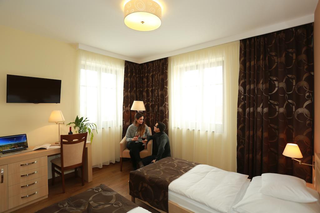 Hotel Tiffan'S Pinceszet Es Panzio Villány Zimmer foto
